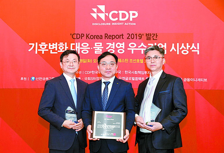 CDP Korea 명예의 전당에 2년 연속 입성한 현대건설. 관련자들이 상패를 들고 기념사진을 촬영하고 있다. CDP Korea 명예의 전당에 2년 연속 입성한 현대건설. 관련자들이 상패를 들고 기념사진을 촬영하고 있다.